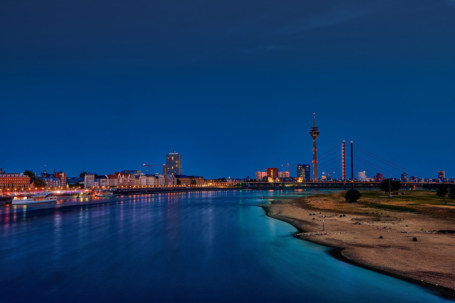 Düsseldorf Skyline mit Rheinturm am Rhein